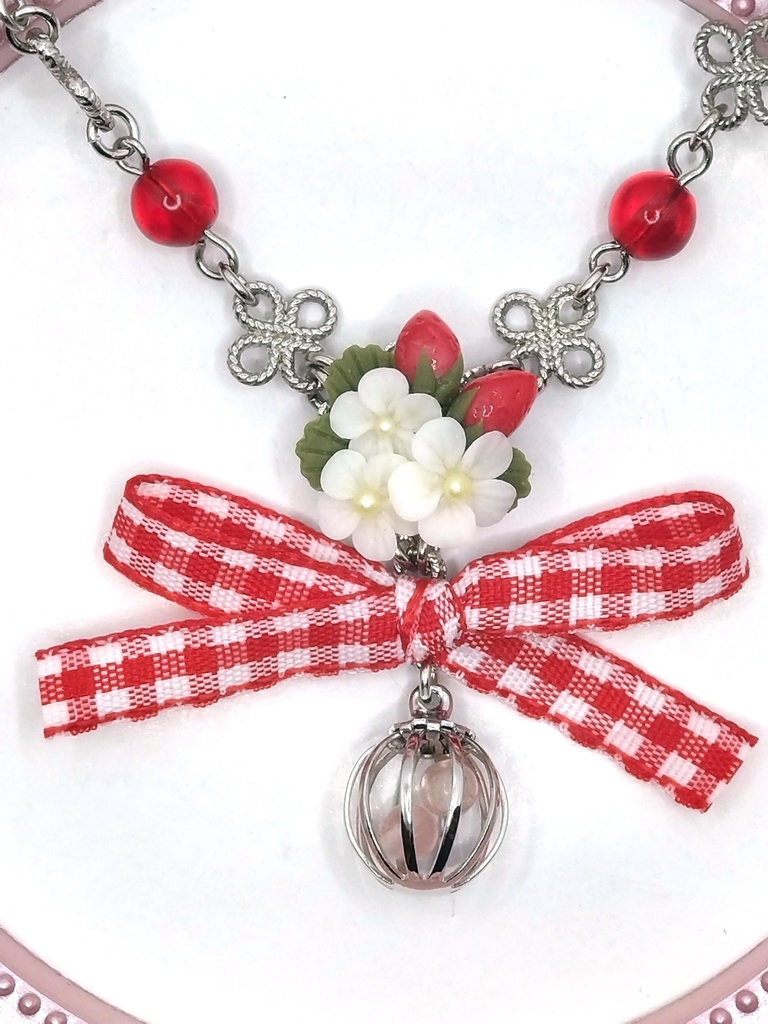 358 苺のブーケネックレス(かごチャーム)