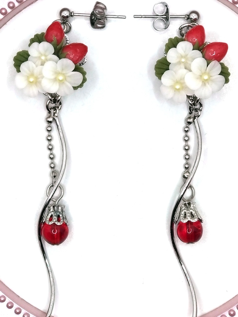 359 苺のブーケピアス(サージカルステンレス)/イヤリング/樹脂ノンホールピアス/クリップ式イヤリング(サージカルステンレス)