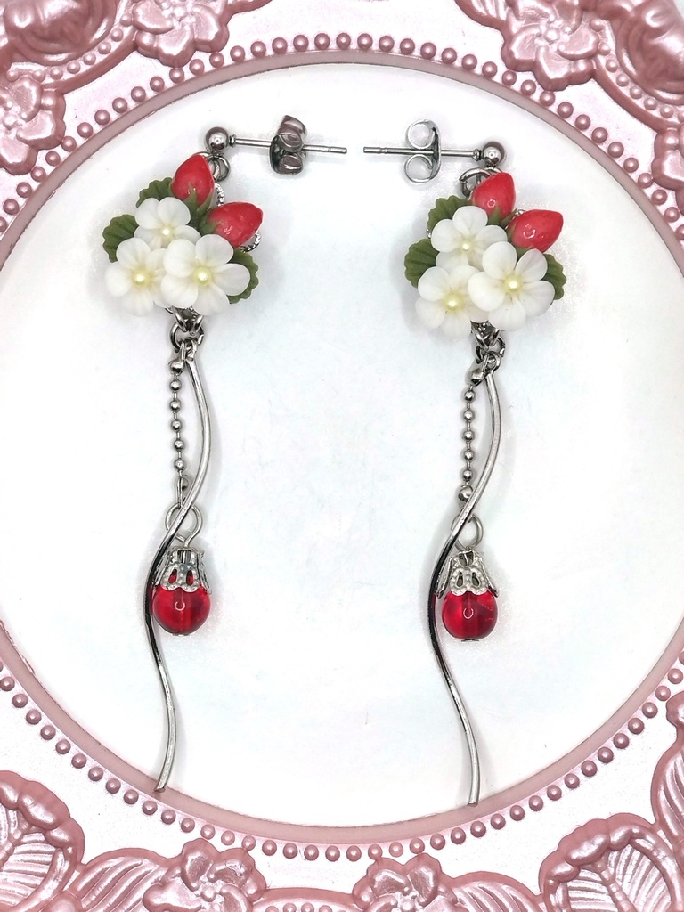 359 苺のブーケピアス(サージカルステンレス)/イヤリング/樹脂ノンホールピアス/クリップ式イヤリング(サージカルステンレス)