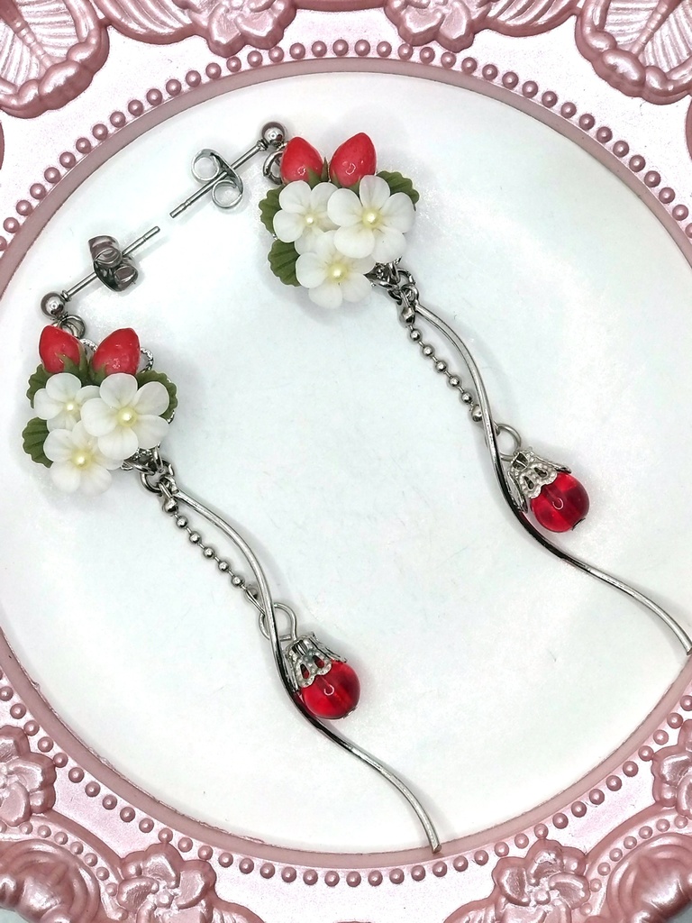 359 苺のブーケピアス(サージカルステンレス)/イヤリング/樹脂ノンホールピアス/クリップ式イヤリング(サージカルステンレス)