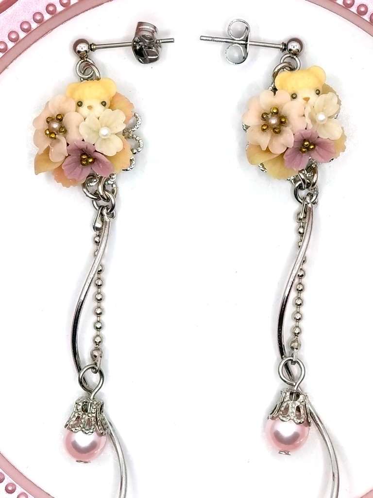 377 桜とちびくまちゃんブーケピアス(サージカルステンレス)/イヤリング/樹脂ノンホールピアス/クリップ式イヤリング(サージカルステンレス)