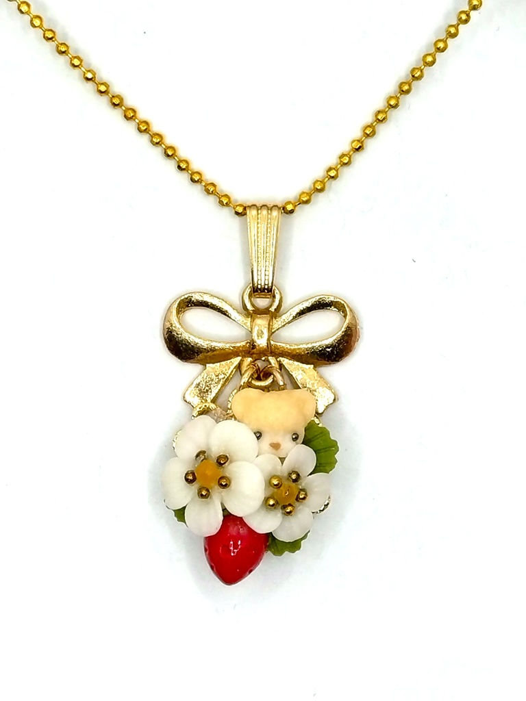 380 苺とちびくまちゃんブーケのネックレス