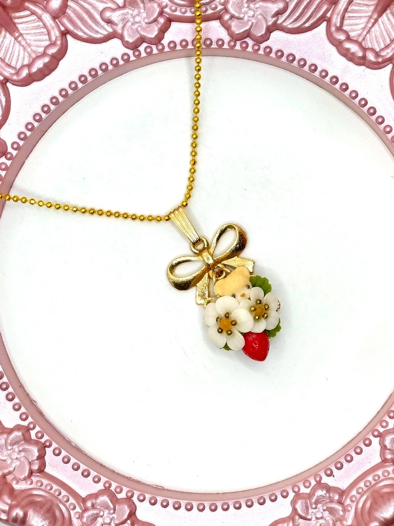 380 苺とちびくまちゃんブーケのネックレス