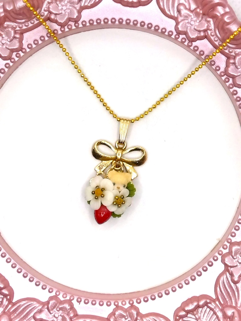380 苺とちびくまちゃんブーケのネックレス