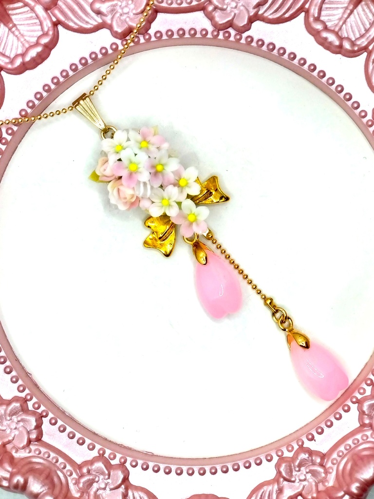 383 桜とバラのキャスケードブーケのネックレス