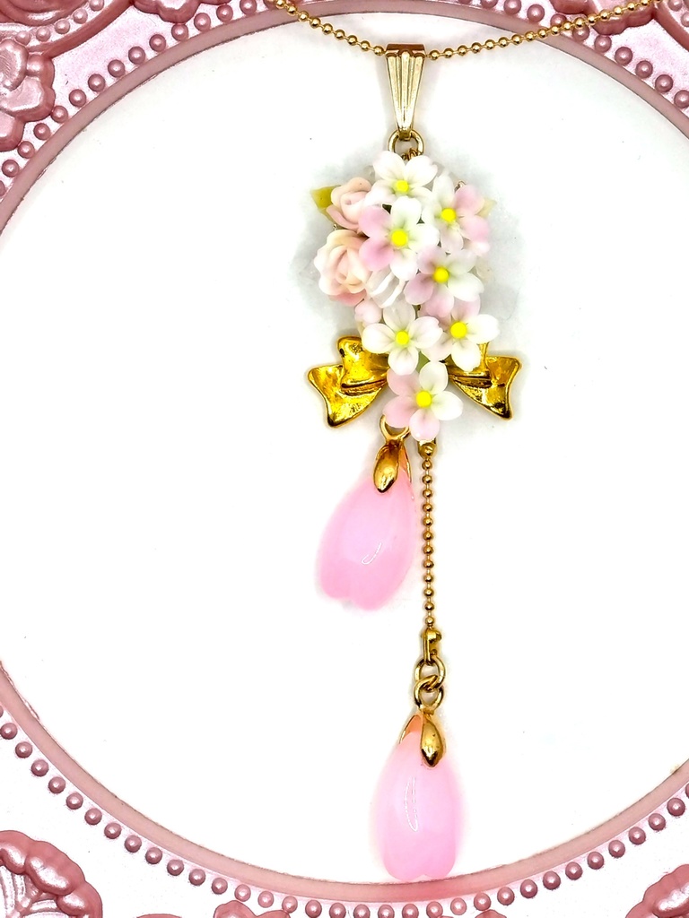 383 桜とバラのキャスケードブーケのネックレス