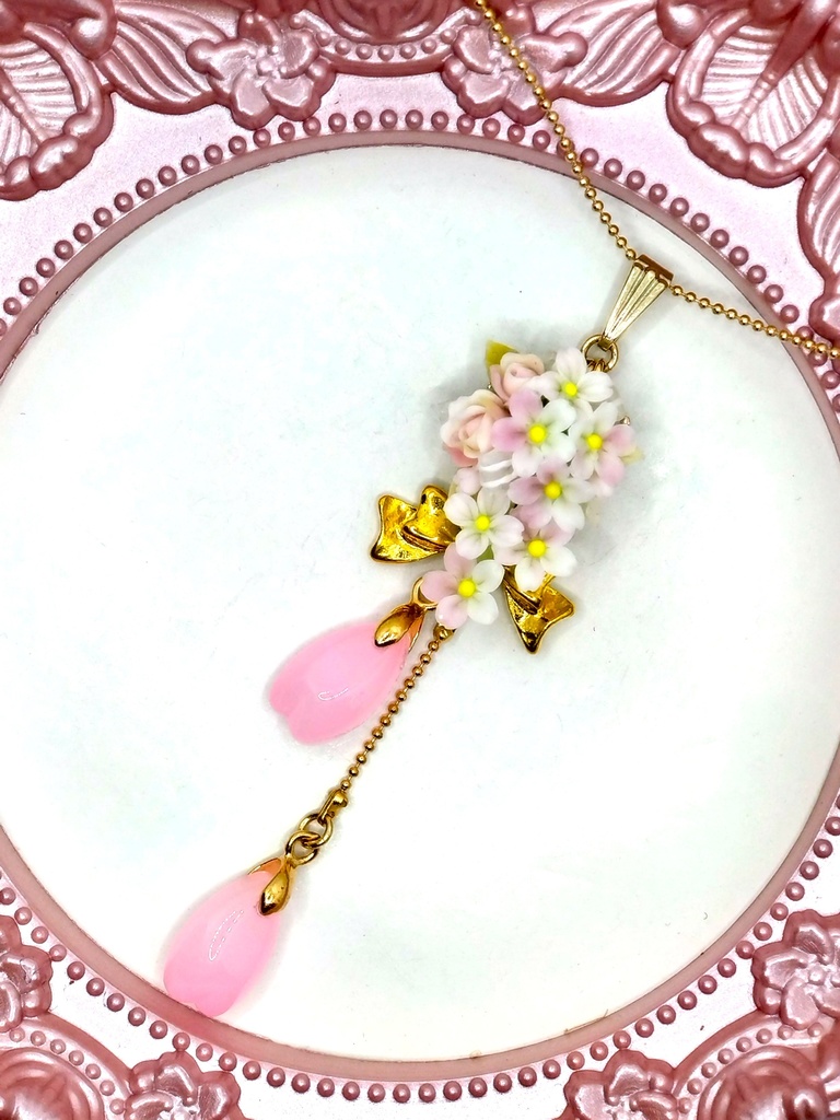 383 桜とバラのキャスケードブーケのネックレス