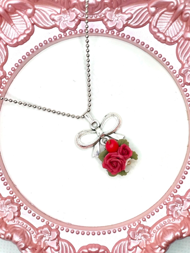 386 バラとりんごのブーケネックレス
