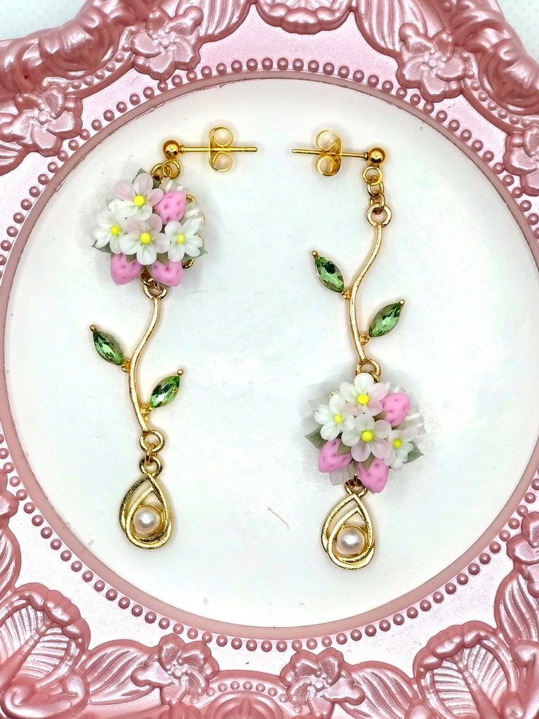 389 ピンクの苺のブーケピアス(サージカルステンレス)/イヤリング/樹脂ノンホールピアス/クリップ式イヤリング(サージカルステンレス)