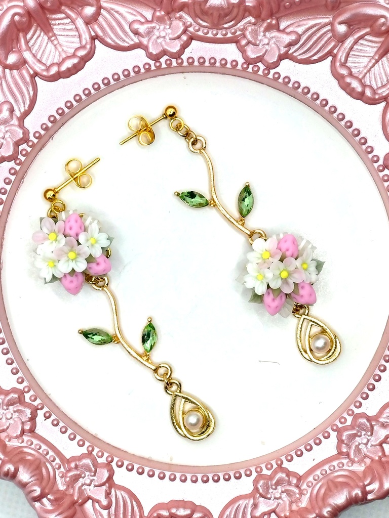 389 ピンクの苺のブーケピアス(サージカルステンレス)/イヤリング/樹脂ノンホールピアス/クリップ式イヤリング(サージカルステンレス)