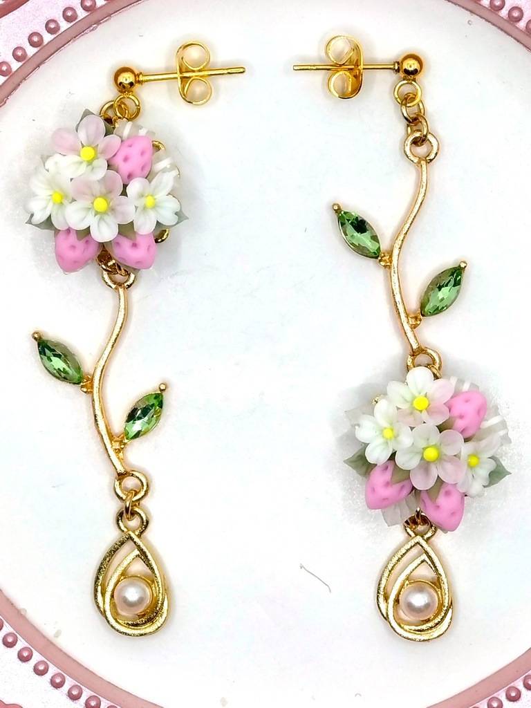 389 ピンクの苺のブーケピアス(サージカルステンレス)/イヤリング/樹脂ノンホールピアス/クリップ式イヤリング(サージカルステンレス)