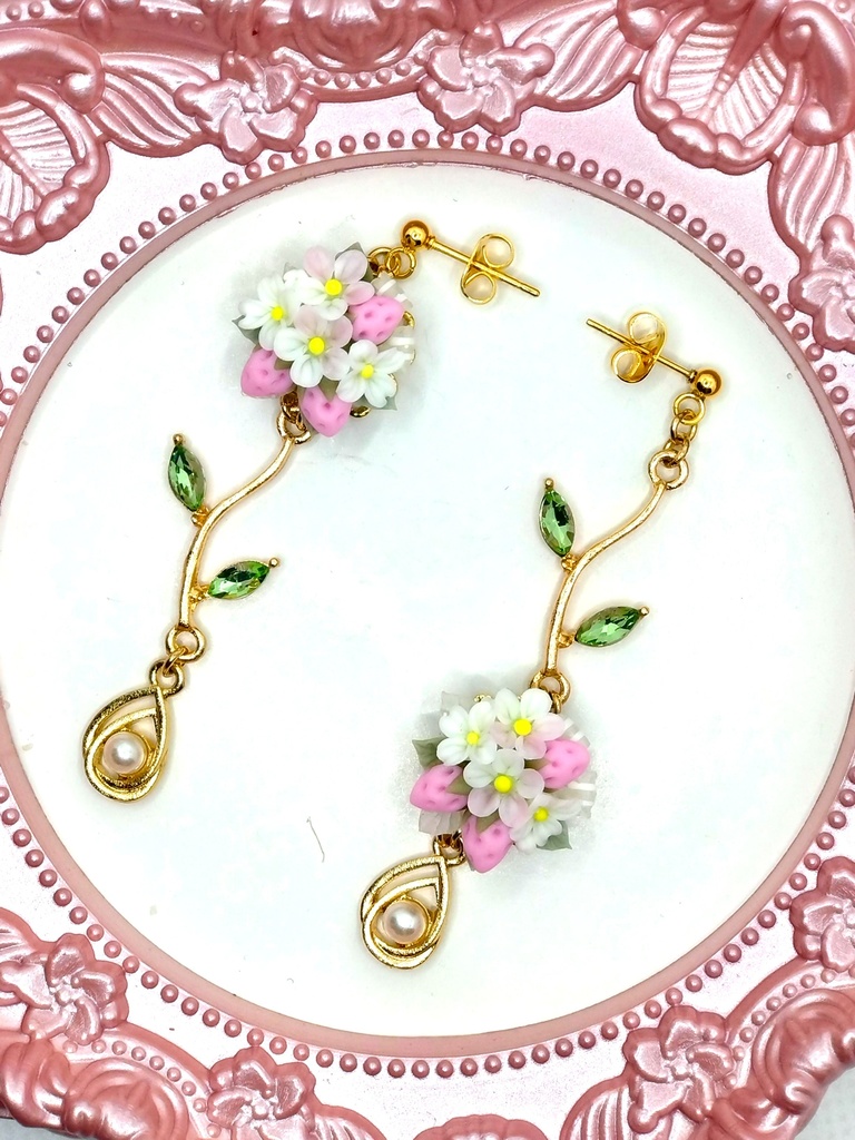 389 ピンクの苺のブーケピアス(サージカルステンレス)/イヤリング/樹脂ノンホールピアス/クリップ式イヤリング(サージカルステンレス)