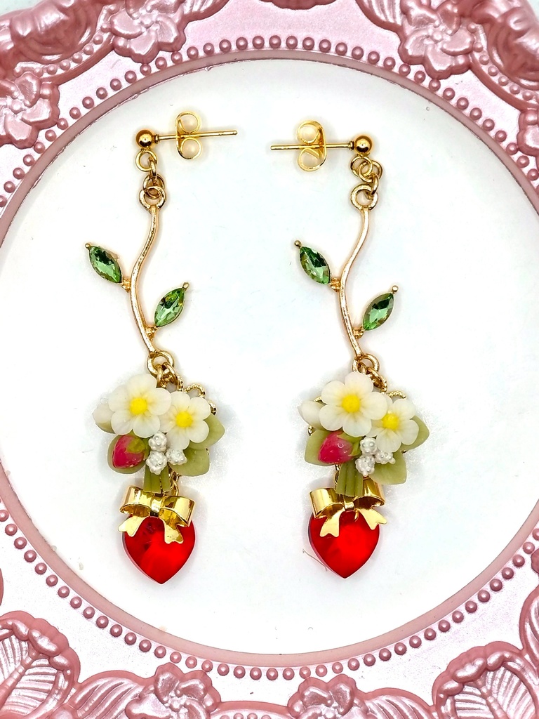 390 苺のブーケピアス(サージカルステンレス)/イヤリング/樹脂ノンホールピアス/クリップ式イヤリング(サージカルステンレス)