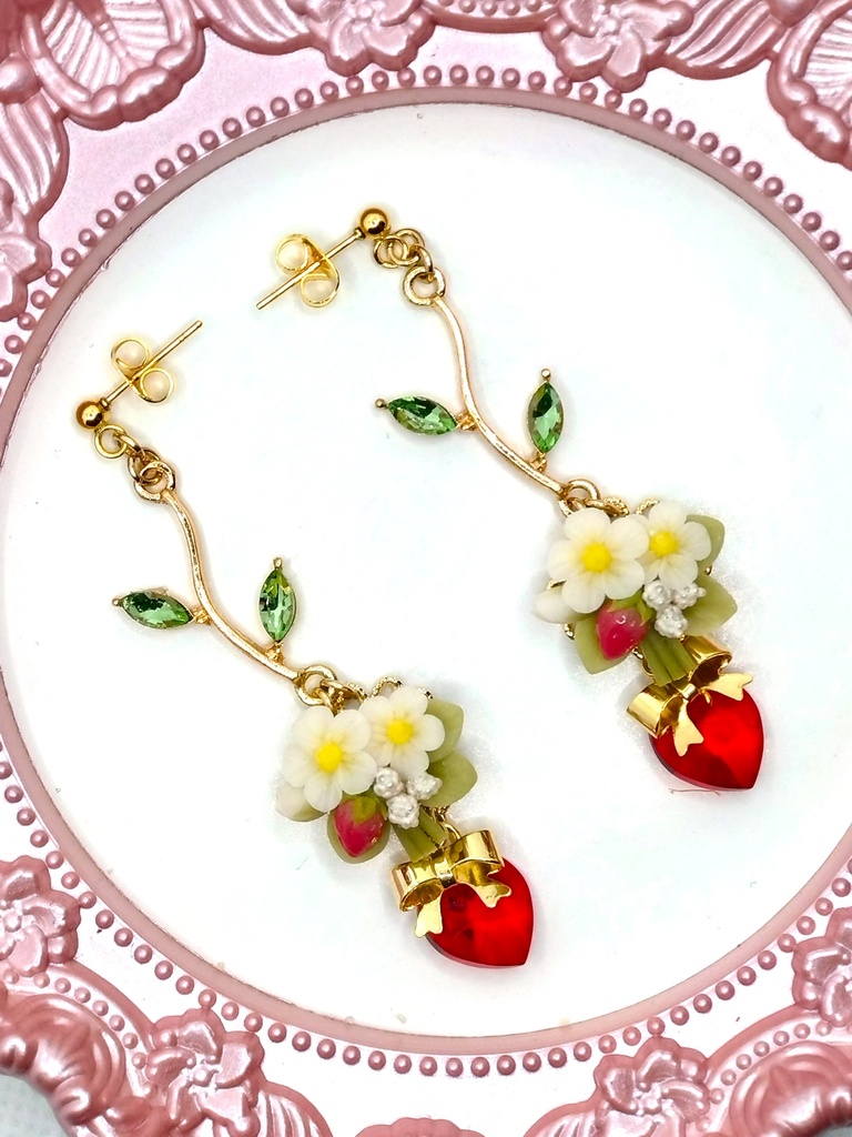 390 苺のブーケピアス(サージカルステンレス)/イヤリング/樹脂ノンホールピアス/クリップ式イヤリング(サージカルステンレス)