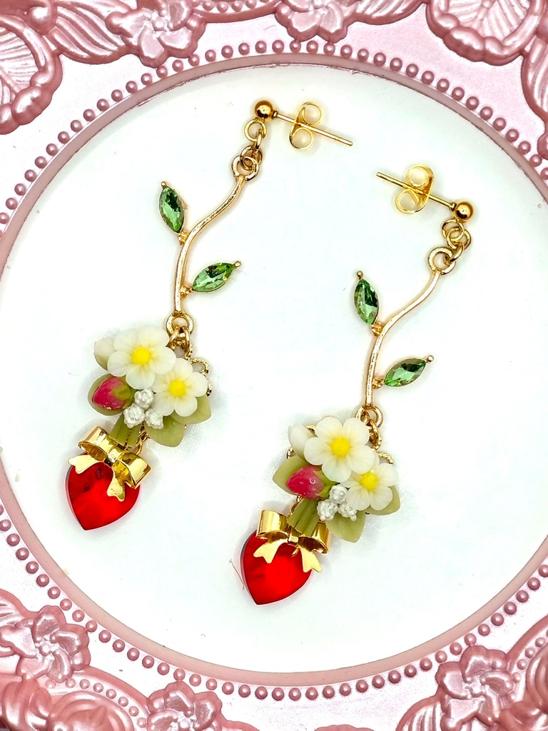 390 苺のブーケピアス（サージカルステンレス）/イヤリング/樹脂ノンホールピアス/クリップ式イヤリング（サージカルステンレス）