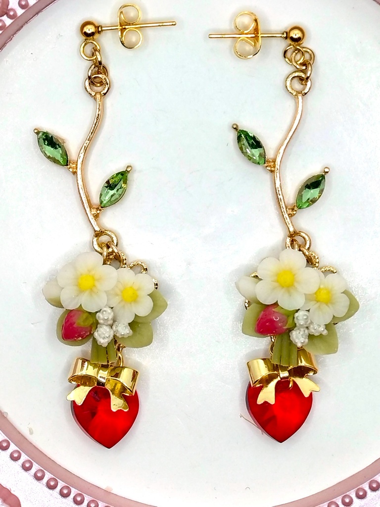 390 苺のブーケピアス(サージカルステンレス)/イヤリング/樹脂ノンホールピアス/クリップ式イヤリング(サージカルステンレス)