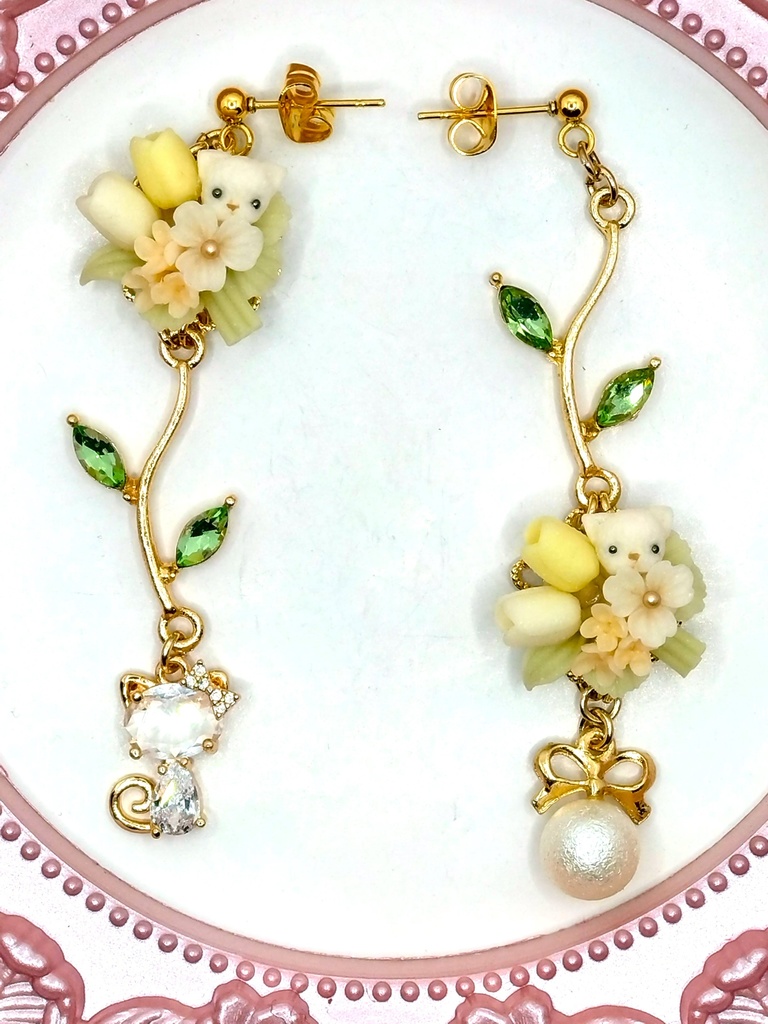 393 黄色のチューリップとちびねこちゃんブーケのピアス(サージカルステンレス)/イヤリング/樹脂ノンホールピアス/クリップ式イヤリング(サージカルステンレス)