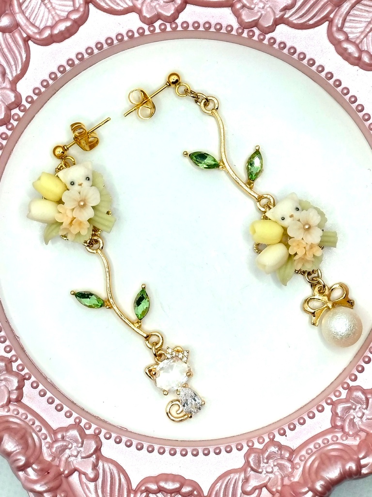 393 黄色のチューリップとちびねこちゃんブーケのピアス(サージカルステンレス)/イヤリング/樹脂ノンホールピアス/クリップ式イヤリング(サージカルステンレス)