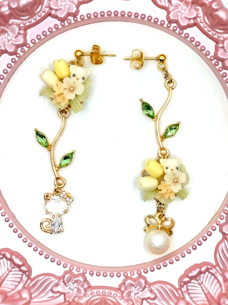 393 黄色のチューリップとちびねこちゃんブーケのピアス(サージカルステンレス)/イヤリング/樹脂ノンホールピアス/クリップ式イヤリング(サージカルステンレス)