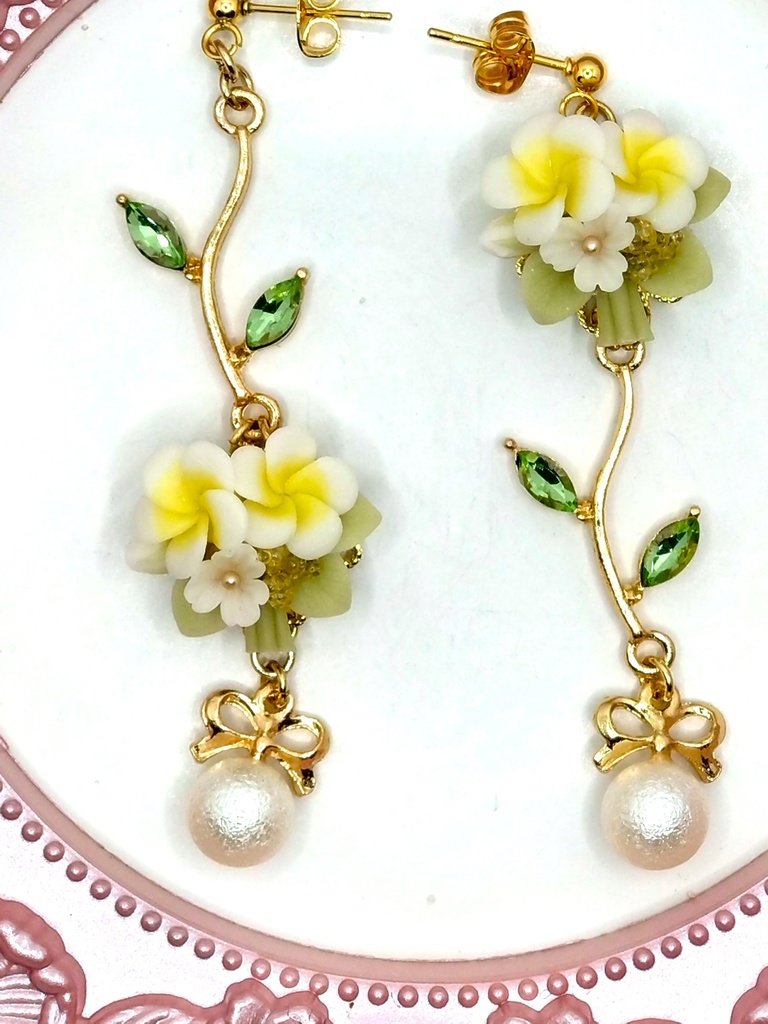 395 プルメリアのブーケピアス(サージカルステンレス)/イヤリング/樹脂ノンホールピアス/クリップ式イヤリング(サージカルステンレス)