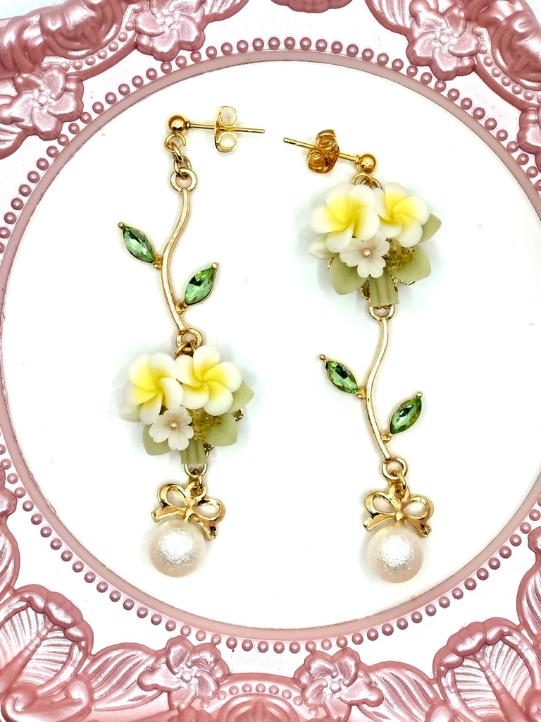 395 プルメリアのブーケピアス(サージカルステンレス)/イヤリング/樹脂ノンホールピアス/クリップ式イヤリング(サージカルステンレス)