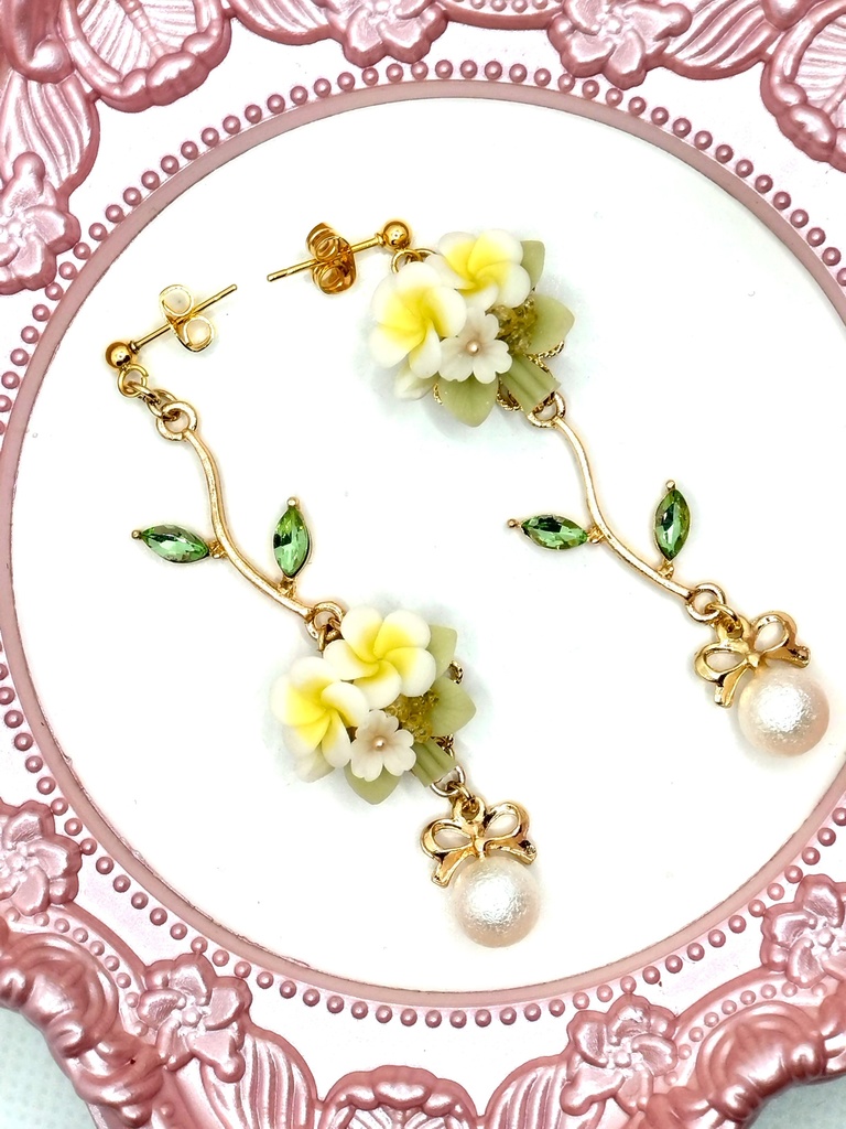 395 プルメリアのブーケピアス(サージカルステンレス)/イヤリング/樹脂ノンホールピアス/クリップ式イヤリング(サージカルステンレス)