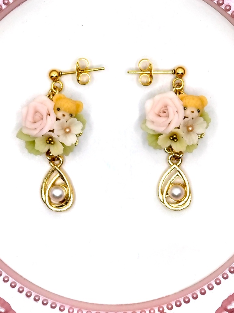 396 ピンクのバラとちびくまちゃんブーケピアス(サージカルステンレス)/イヤリング/樹脂ノンホールピアス/クリップ式イヤリング(サージカルステンレス)