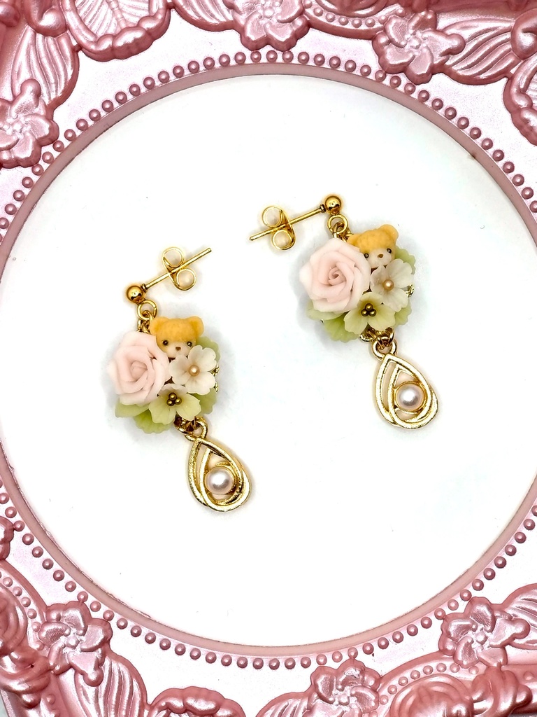 396 ピンクのバラとちびくまちゃんブーケピアス(サージカルステンレス)/イヤリング/樹脂ノンホールピアス/クリップ式イヤリング(サージカルステンレス)