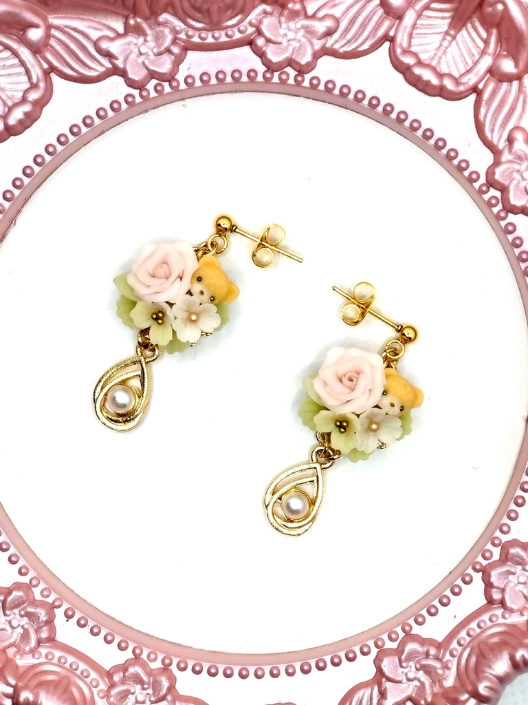 396 ピンクのバラとちびくまちゃんブーケピアス（サージカルステンレス）/イヤリング/樹脂ノンホールピアス/クリップ式イヤリング（サージカルステンレス）