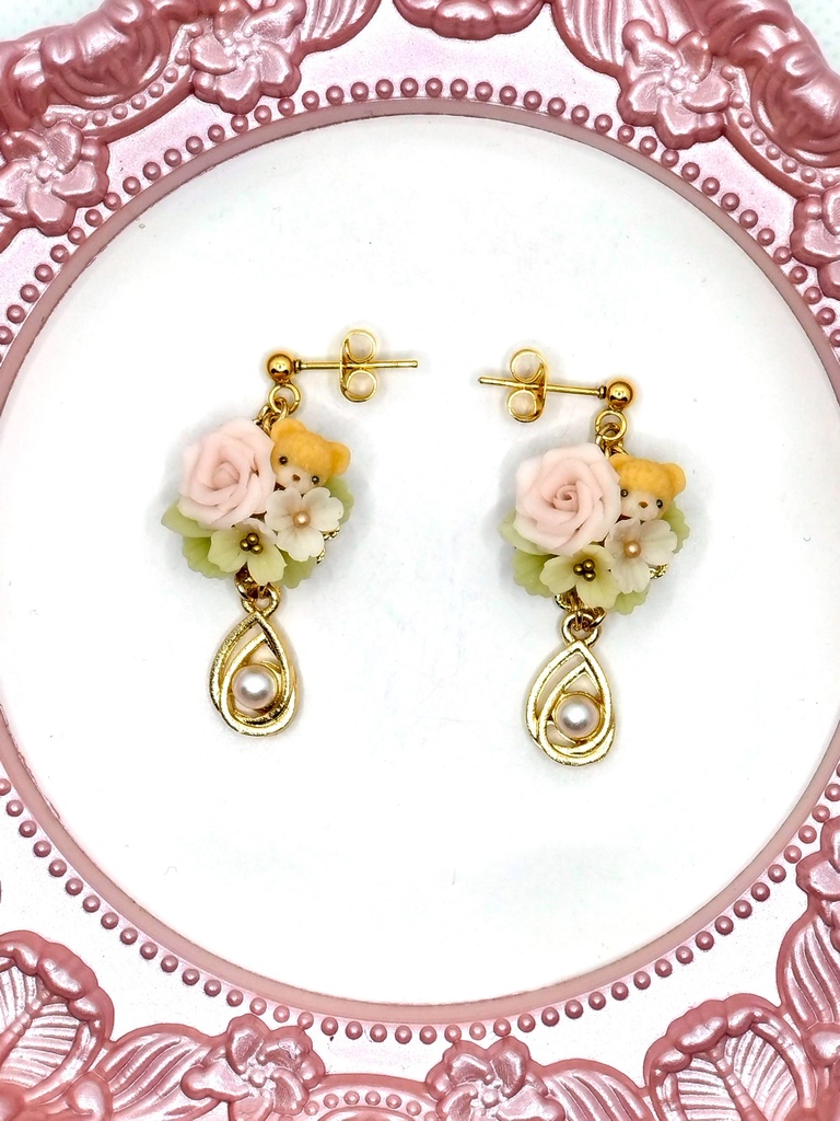 396 ピンクのバラとちびくまちゃんブーケピアス(サージカルステンレス)/イヤリング/樹脂ノンホールピアス/クリップ式イヤリング(サージカルステンレス)