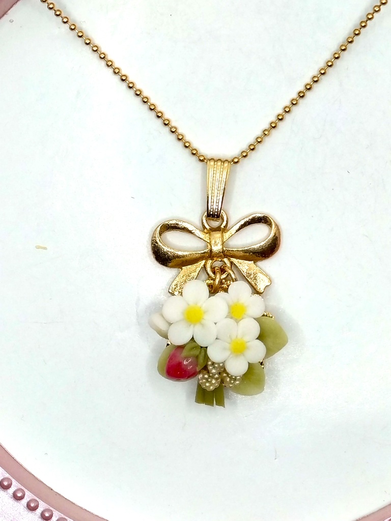 399 苺のブーケネックレス