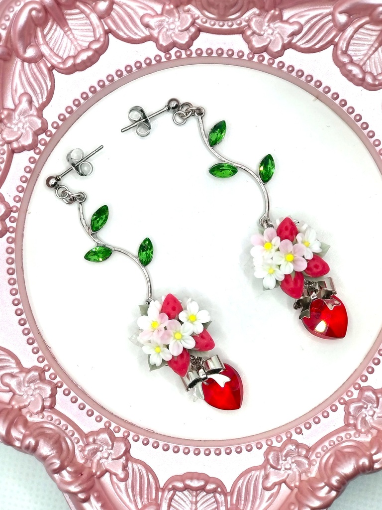 401 苺のブーケピアス(サージカルステンレス)/イヤリング/樹脂ノンホールピアス/クリップ式イヤリング(サージカルステンレス)