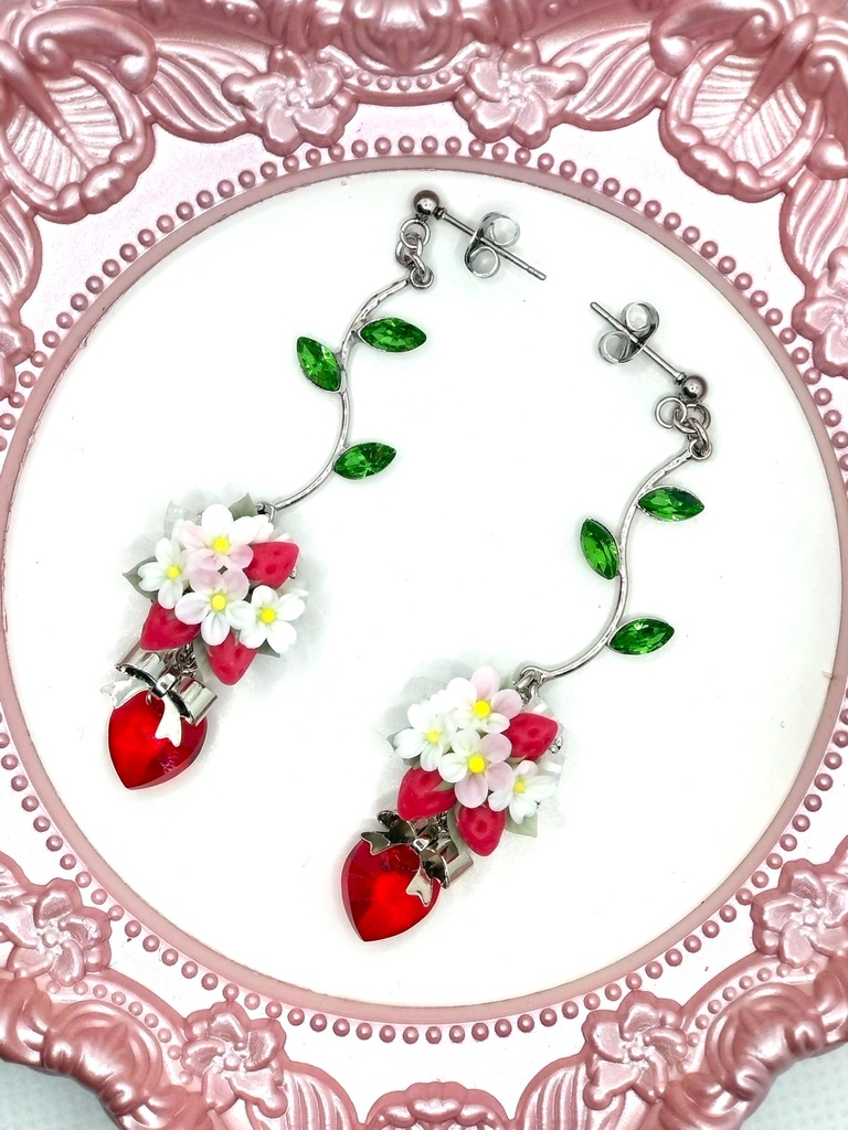 401 苺のブーケピアス(サージカルステンレス)/イヤリング/樹脂ノンホールピアス/クリップ式イヤリング(サージカルステンレス)