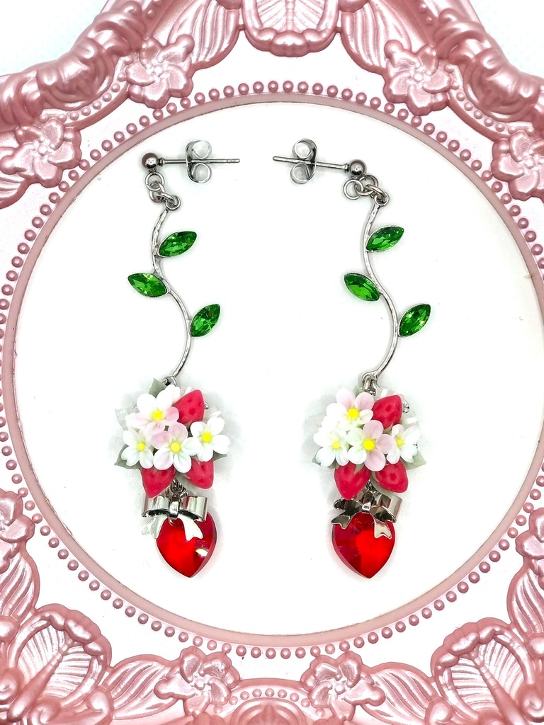 401 苺のブーケピアス(サージカルステンレス)/イヤリング/樹脂ノンホールピアス/クリップ式イヤリング(サージカルステンレス)