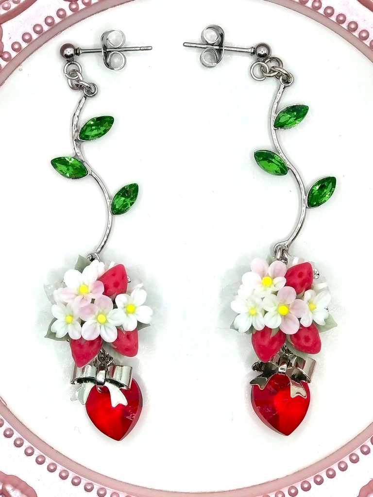 401 苺のブーケピアス(サージカルステンレス)/イヤリング/樹脂ノンホールピアス/クリップ式イヤリング(サージカルステンレス)