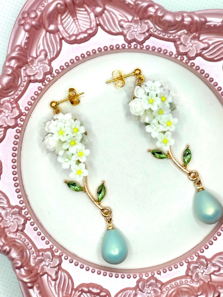 402 白桜のブーケピアス(サージカルステンレス)/イヤリング/樹脂ノンホールピアス/クリップ式イヤリング(サージカルステンレス)