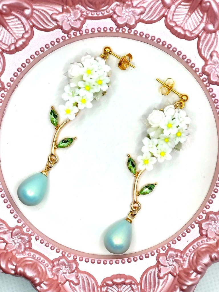 402 白桜のブーケピアス（サージカルステンレス）/イヤリング/樹脂ノンホールピアス/クリップ式イヤリング（サージカルステンレス）