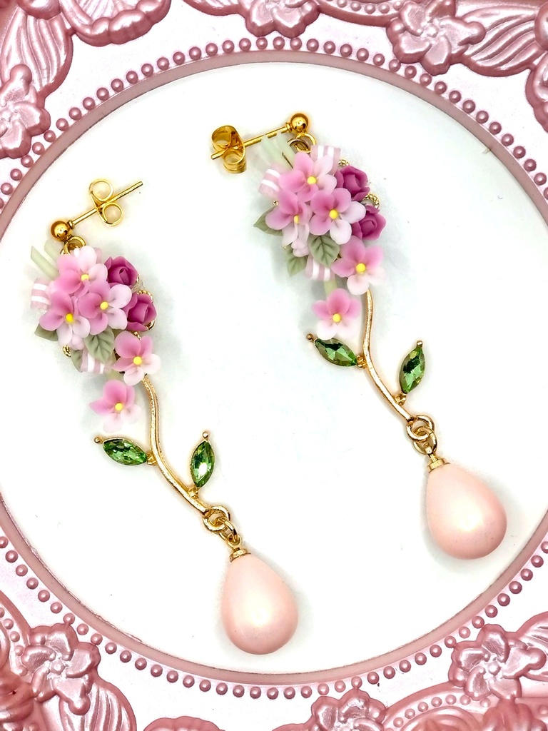 407 ピンクのすみれブーケピアス(サージカルステンレス)/イヤリング/樹脂ノンホールピアス/クリップ式イヤリング(サージカルステンレス)