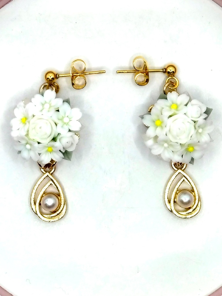 408 白桜のブーケピアス(ショート)(サージカルステンレス)/イヤリング/樹脂ノンホールピアス/クリップ式イヤリング(サージカルステンレス)