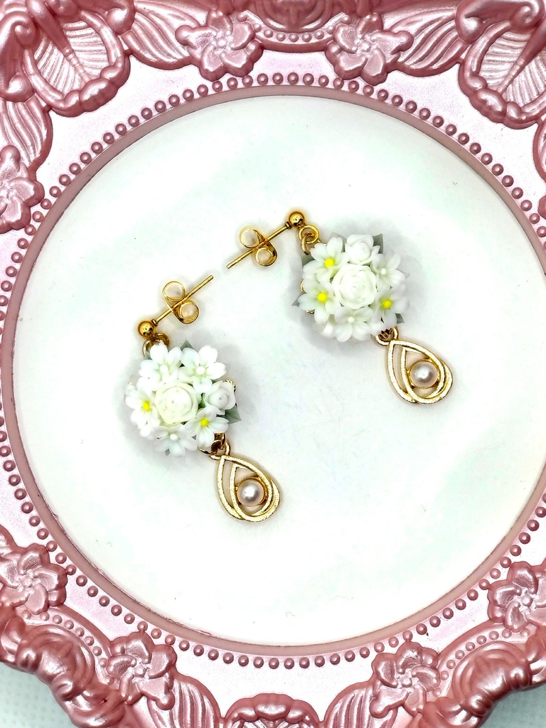 408 白桜のブーケピアス(ショート)(サージカルステンレス)/イヤリング/樹脂ノンホールピアス/クリップ式イヤリング(サージカルステンレス)