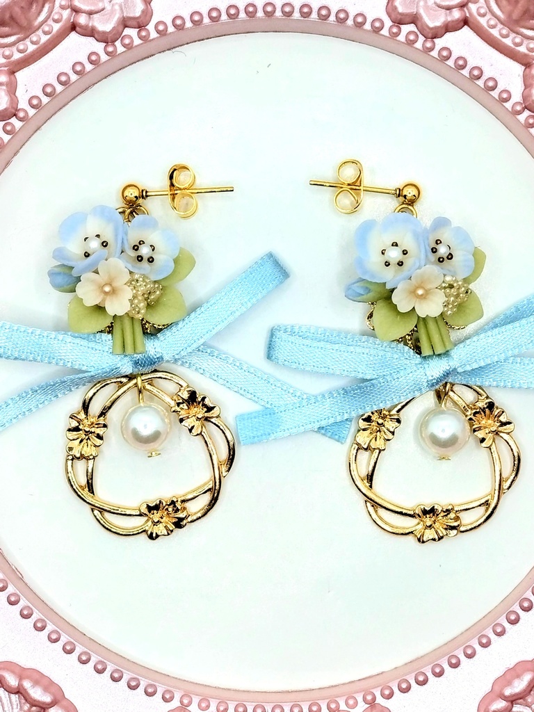 412 ネモフィラのブーケリボンピアス