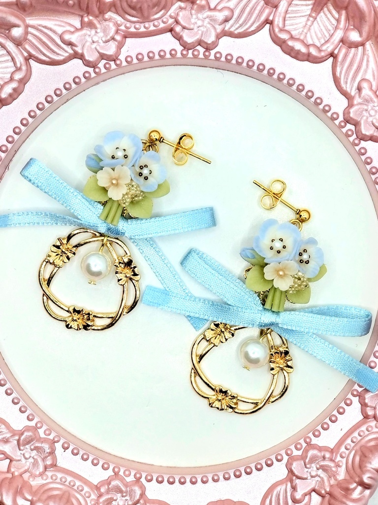 412 ネモフィラのブーケリボンピアス