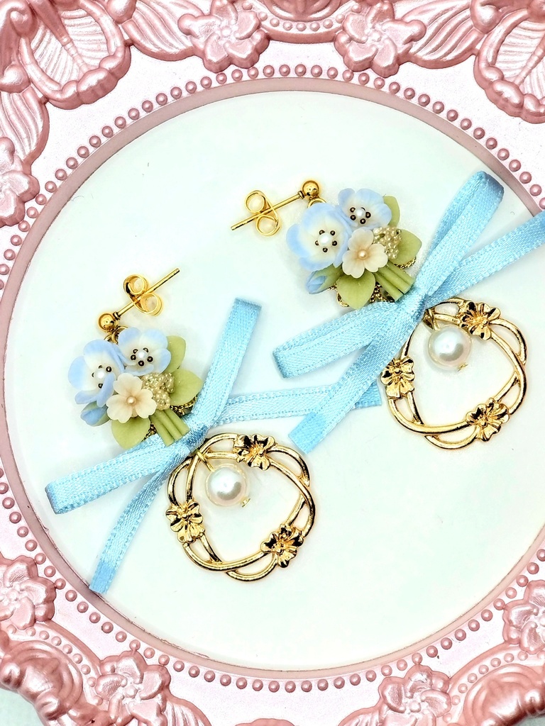 412 ネモフィラのブーケリボンピアス