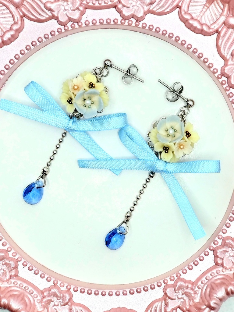 413 ネモフィラのブーケリボンピアス