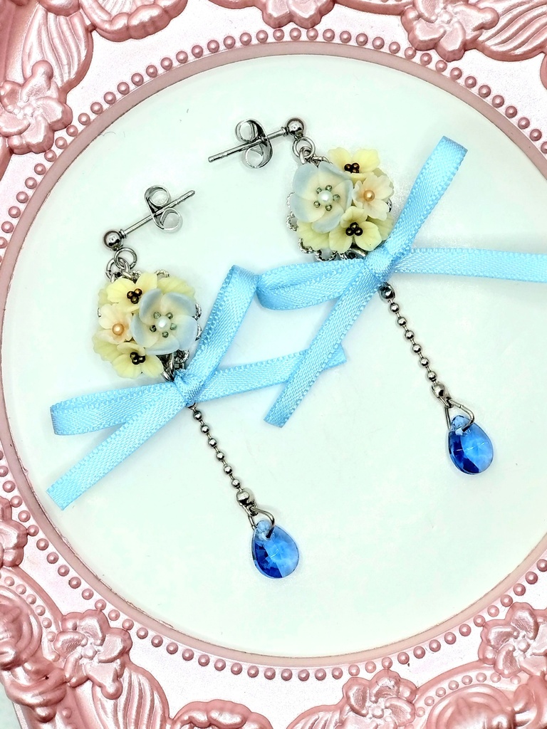 413 ネモフィラのブーケリボンピアス