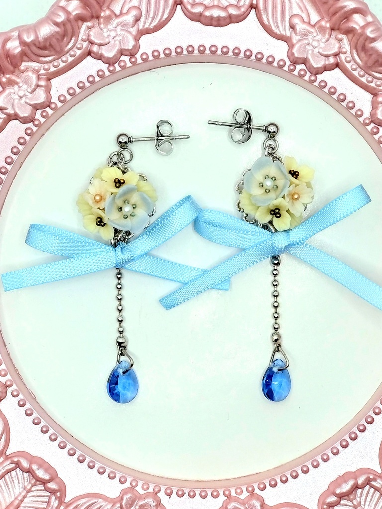 413 ネモフィラのブーケリボンピアス