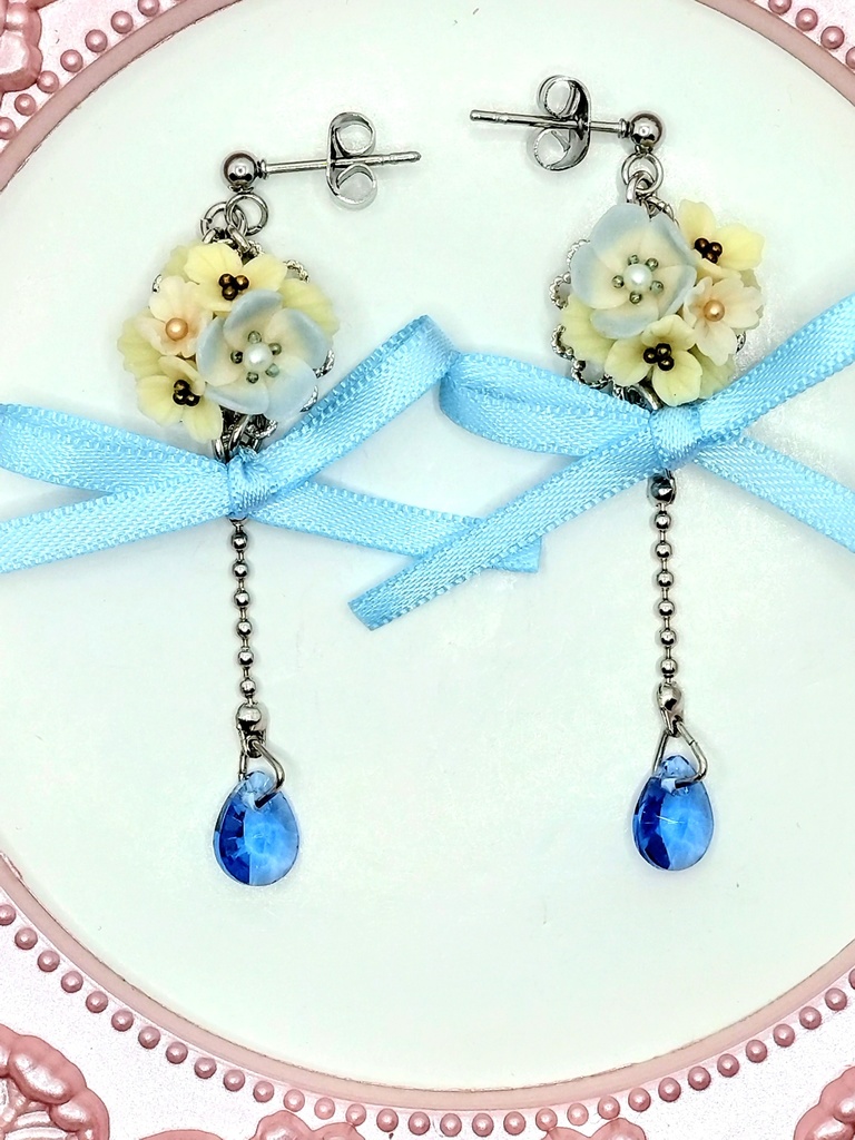 413 ネモフィラのブーケリボンピアス