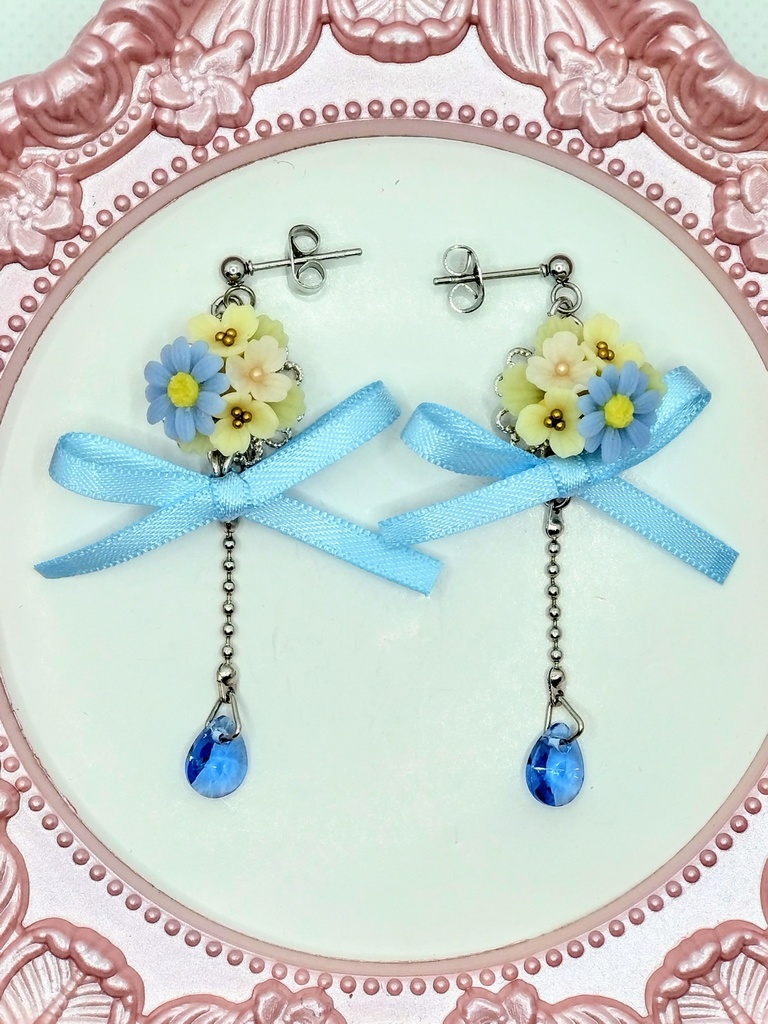 423 ブルーデイジーのブーケリボンピアス