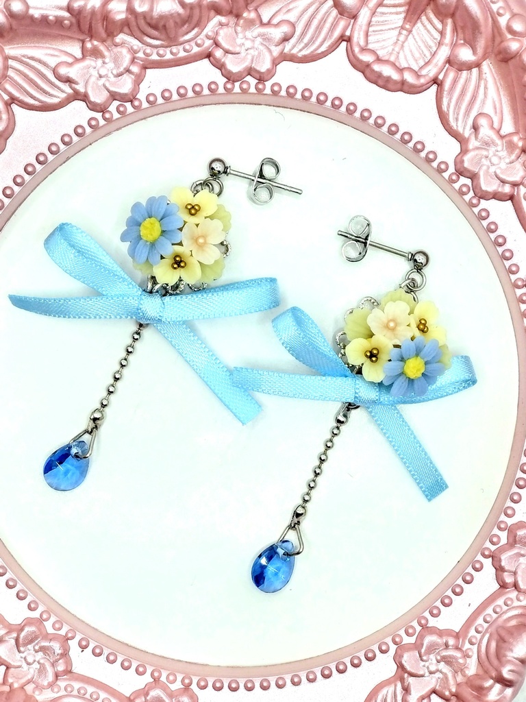 423 ブルーデイジーのブーケリボンピアス