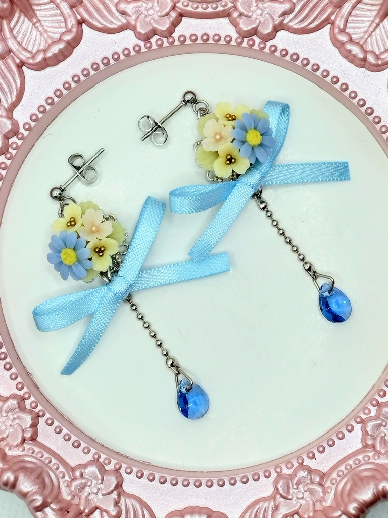 423 ブルーデイジーのブーケリボンピアス